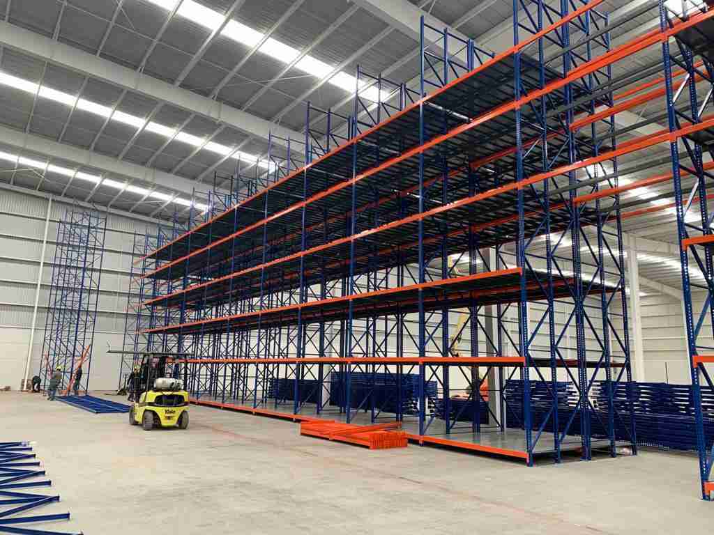 Sistema de rack selectivo instalado en una bodega
