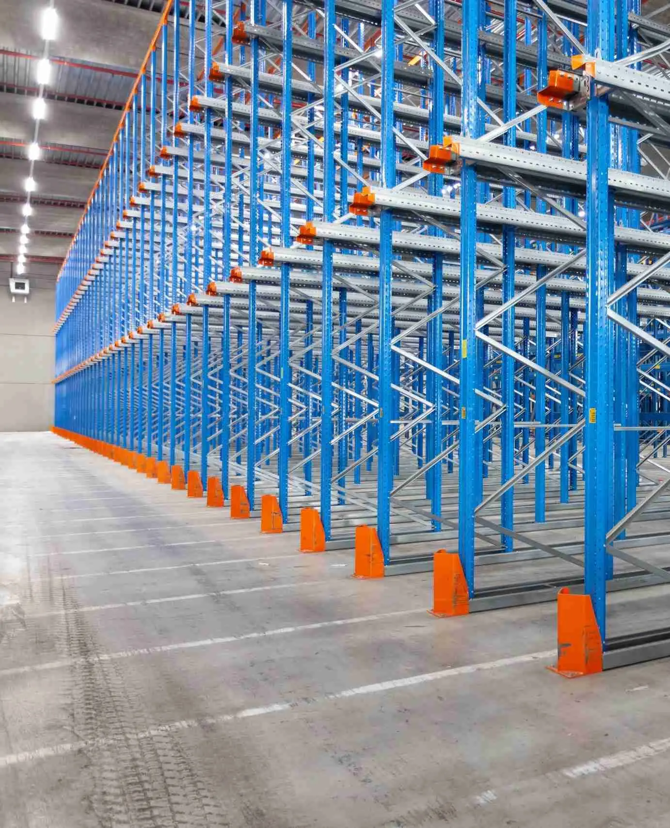 Pasillos de rack drive-in para almacenamiento compacto