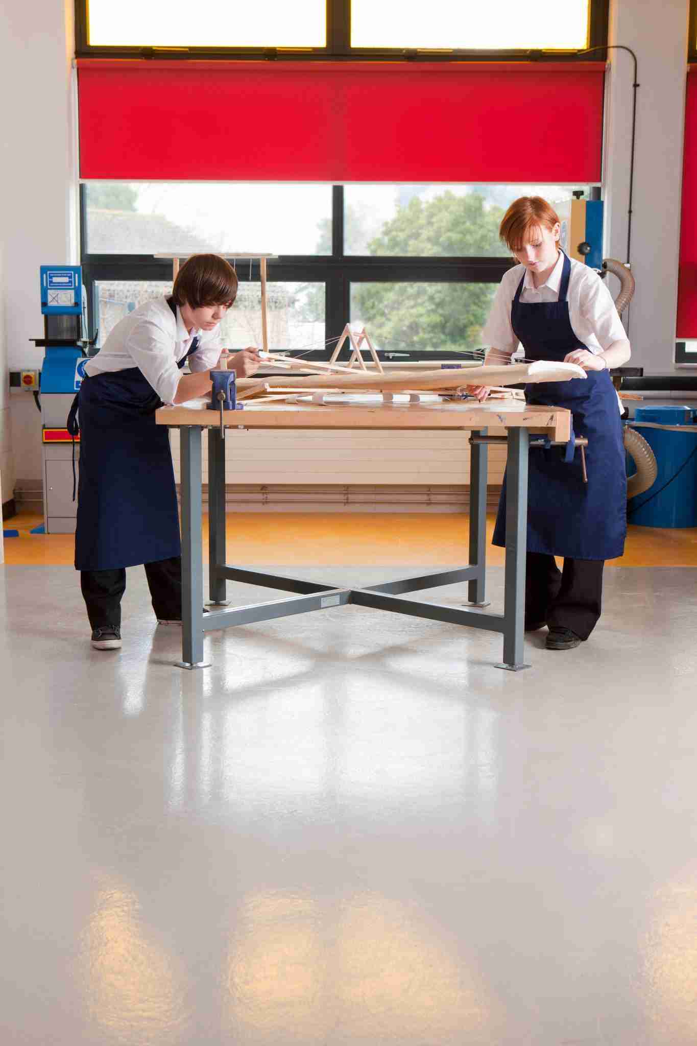 Personas trabajando en una mesa de trabajo industrial LICSA