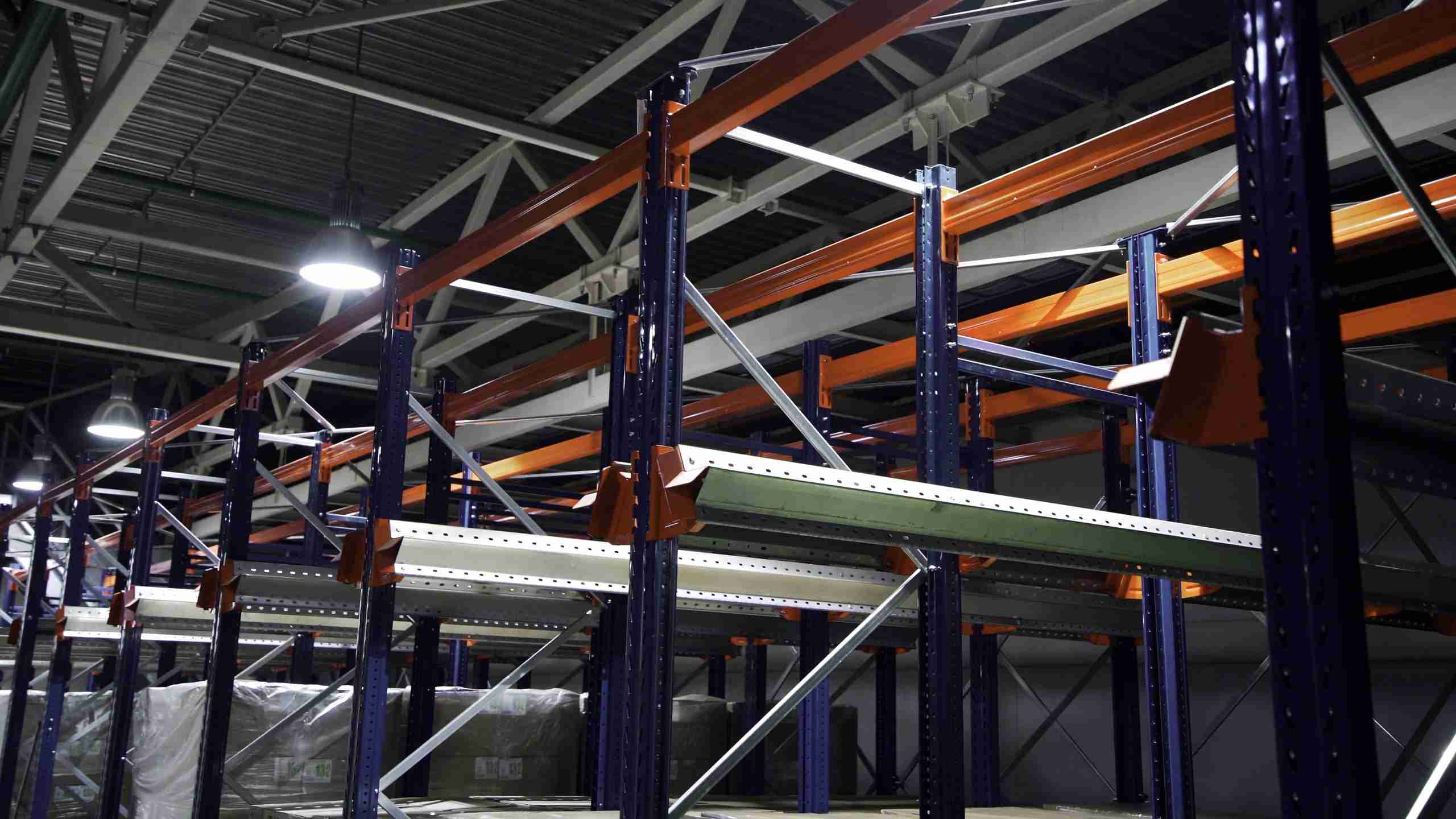 Nave logística con sistemas de racks industriales